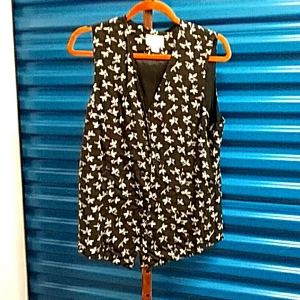 London Fog Sleeveless Button front Top - Picture 1 of 2